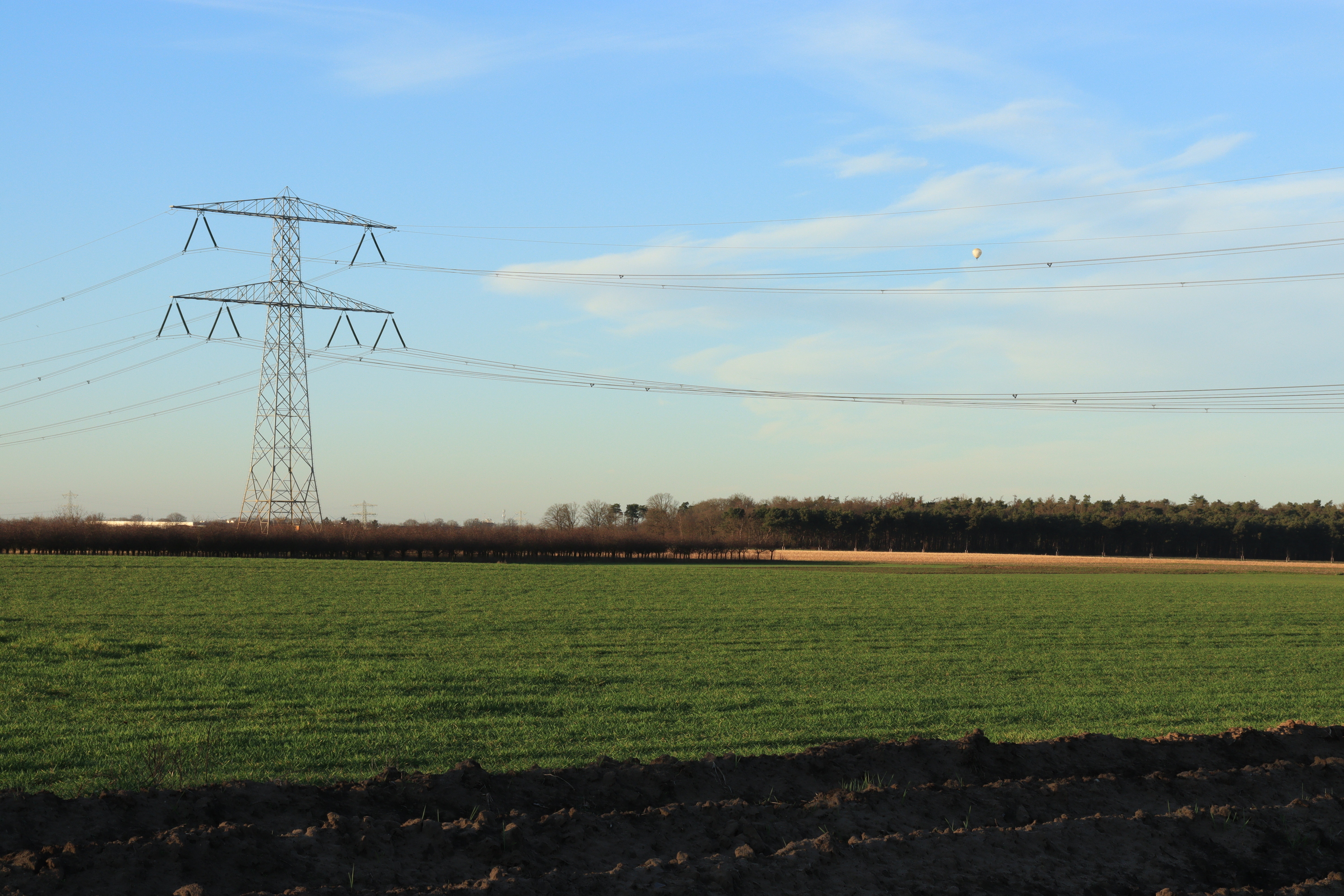 oMgaAA a hot air balloon! (very smoll) (whoops it contains power lines :^))